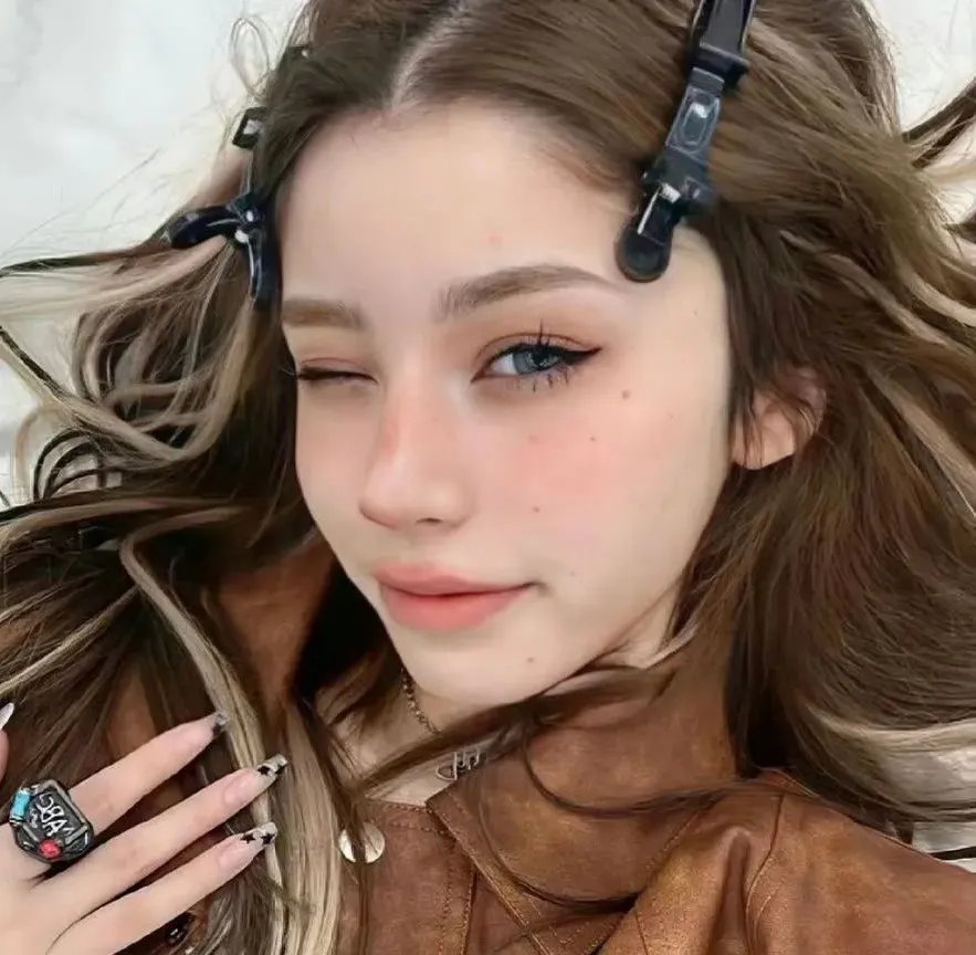 穿黄睡衣的女孩
